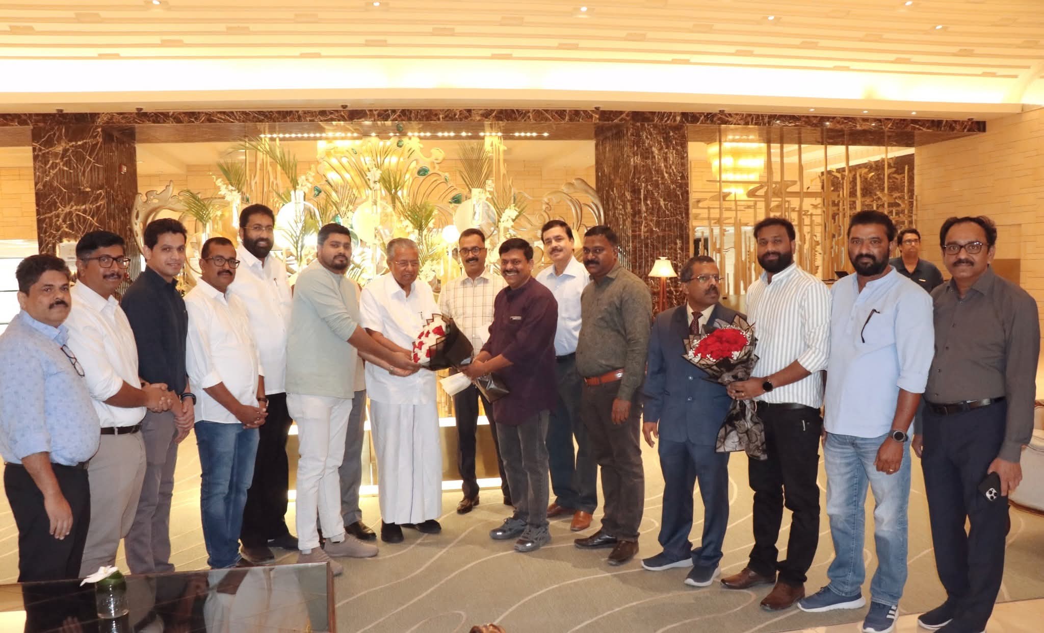 കേരളത്തിന്റെ ജനനായകൻ മുഖ്യമന്ത്രി പിണറായി വിജയന് എയർപോർട്ടിൽ കല കുവൈറ്റ് ഭാരവാഹികൾ സ്വീകരണം നൽകി.