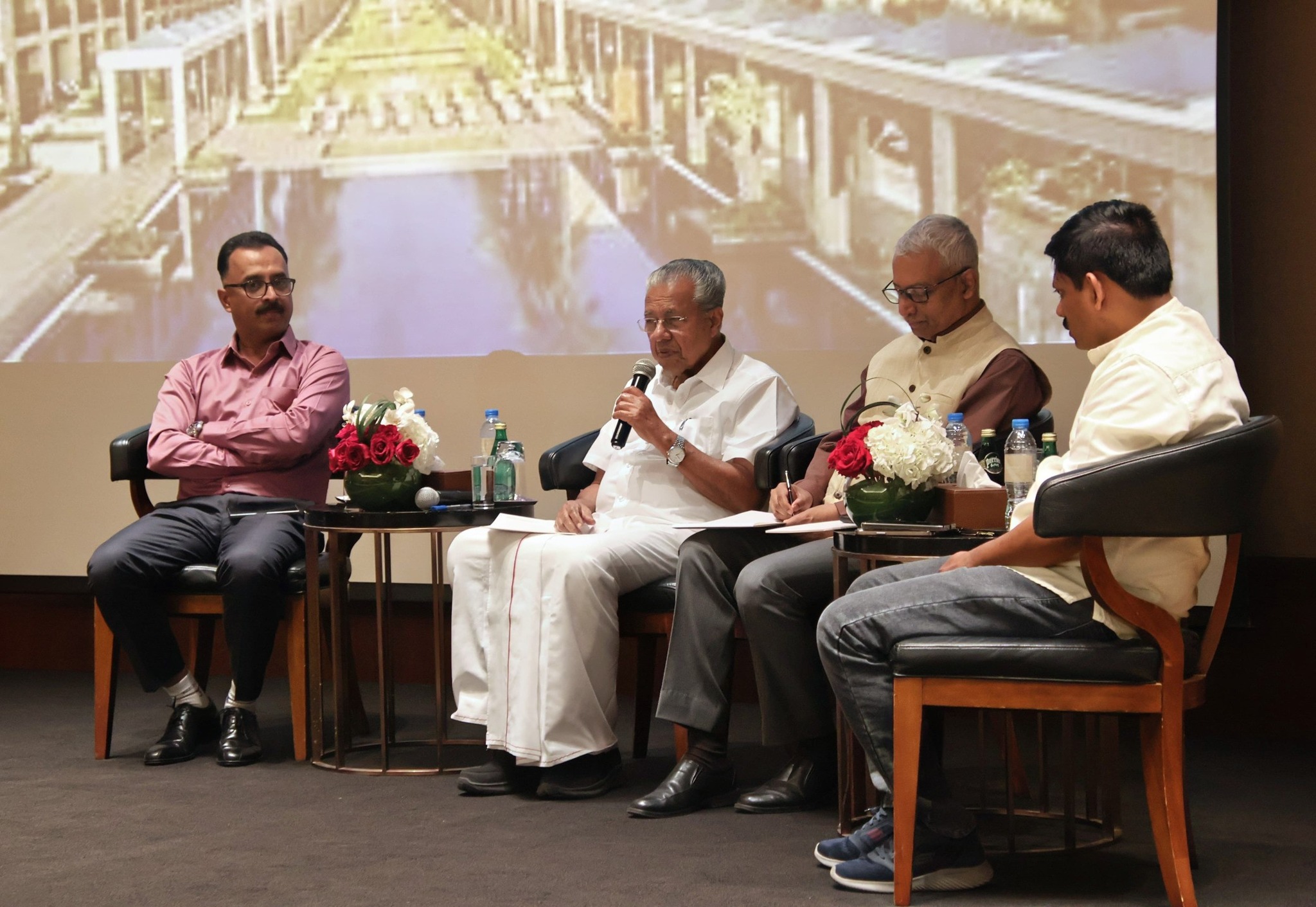 പൗരപ്രമുഖരുമായും സംഘടനാ പ്രതിനിധികളുമായും കൂടിക്കാഴ്ച നടത്തി.